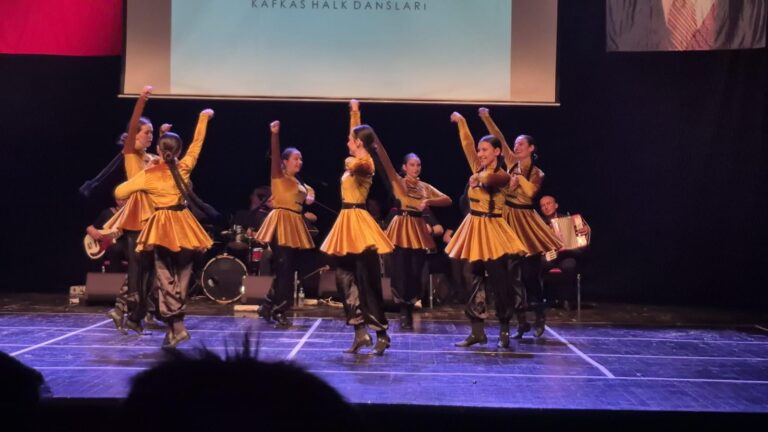 Amra Kafkas Halk Dansları Topluluğundan büyüleyen gece