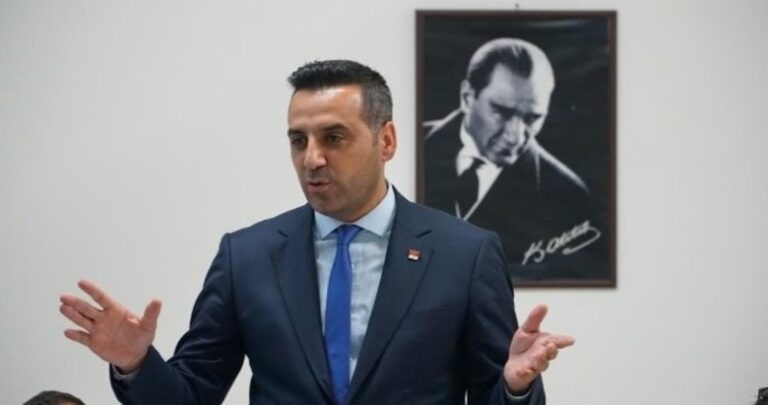 İzmir Çiğli’de CHP’li Belediye Başkanı Onur Emrah Yıldız’ın