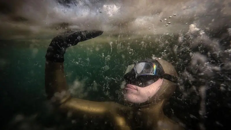 Dünya serbest dalış rekortmeni Şahika Ercümen, Marmara denizindeki müsilaja dikkat çekmek için dalış yaptı…