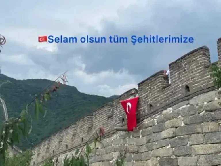 CHP İstanbul Milletvekili Nimet Özdemir Çin Seddi’ne Türk Bayrağı Astı