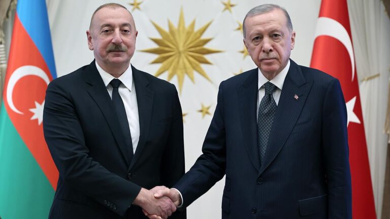 Azerbaycan Cumhurbaşkanı Aliyev, Cumhurbaşkanı Erdoğan’ın davetine icabetle yarın Türkiye’ye gelecek.