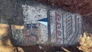Germanicia Antik Kenti sınırları içerisinde yürütülen altyapı çalışması sırasında Geç Roma Dönemi’ne ait taban mozaiği bulundu.