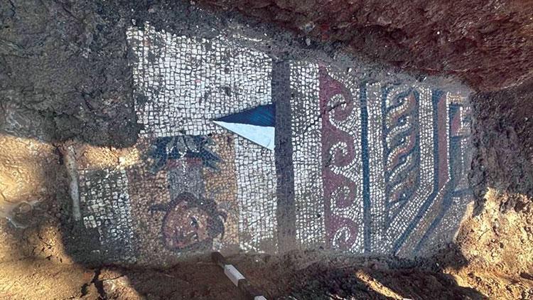 Germanicia Antik Kenti sınırları içerisinde yürütülen altyapı çalışması sırasında Geç Roma Dönemi’ne ait taban mozaiği bulundu.