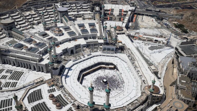 Mukaddes topraklardaki görevlerini tamamlayarak hacı olan yüz binlerce Müslüman, Kabe’den “veda tavafı” yaparak ayrılıyor.