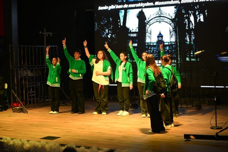 Kartepeli Gençlerden İngilizce Tiyatro Oyunu