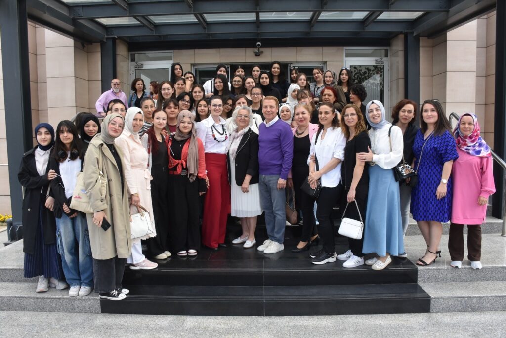 Dünyaca ünlü moda tasarımcısı Atıl Kutoğlu Bursa’da geleceğin tasarımcıları ile buluştu!