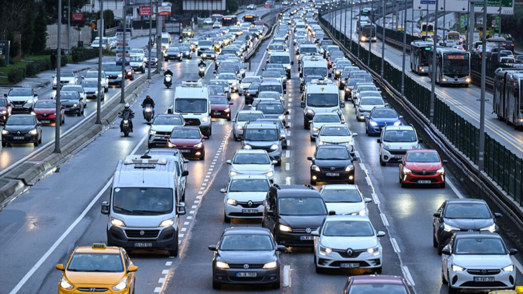 TÜİK açıkladı: Trafikte araç sayısı rekor artışla 205 bin arttı Türkiye’de trafiğe kayıtlı araç sayısı 32 milyonu geçti