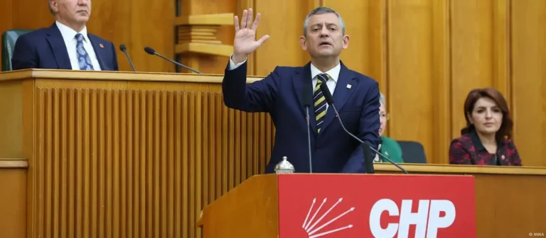 CHP Genel Başkanı Özgür Özel’in dokunulmazlığının kaldırılması talebiyle yeni bir fezleke daha TBMM’de