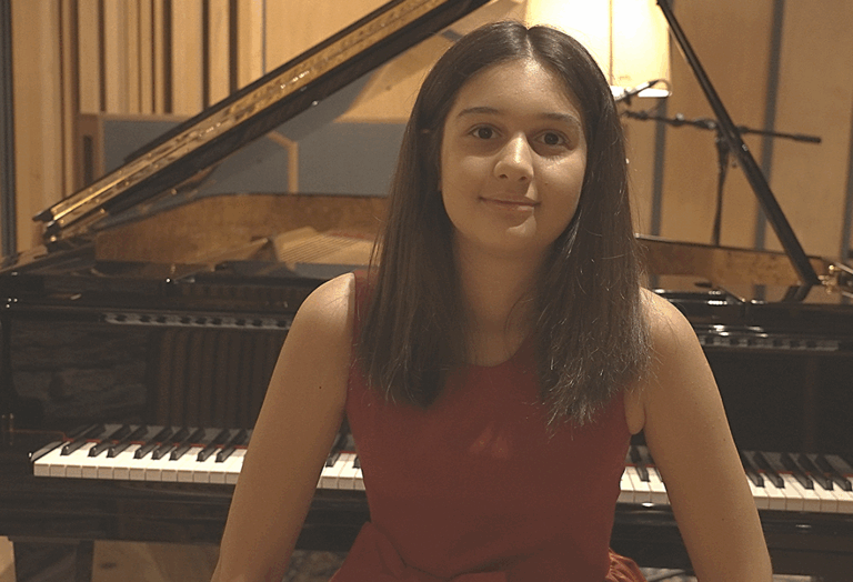 Salzburg Mozarteum Üniversitesi’ne ikincilikle kabul edilen 12 yaşındaki Elif Naz Ertuğrul