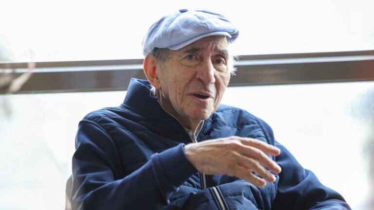 Eski CHP Genel Başkanı Altan Öymen, tedavi gördüğü hastanede çoklu organ yetmezliği nedeniyle hayatını kaybetti.