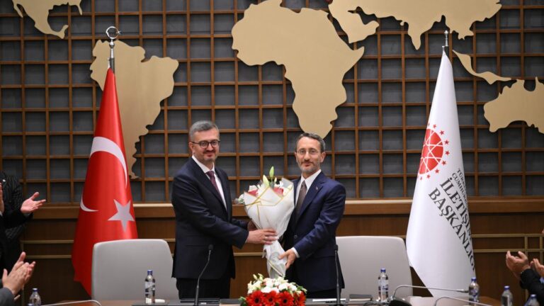 Cumhurbaşkanlığı İletişim Başkanlığı görevini Fahrettin Altun’dan devralan Burhanettin Duran, görevi kendisine layık gören Cumhurbaşkanı Recep Tayyip Erdoğan’a şükranlarını sundu.