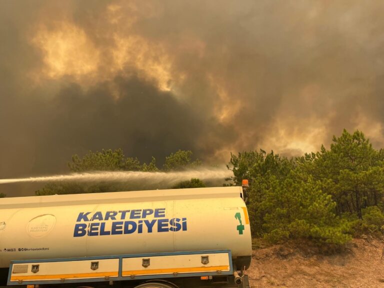 Kocaeli’nin Kartepe Belediyesi’nden Taraklı Yangınına Müdahale Desteği