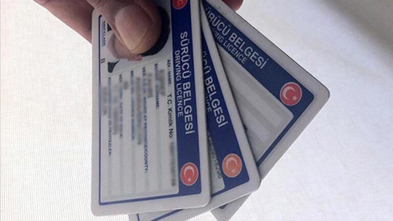 Eski tip sürücü belgesi kullanan 3 milyon 211 bin 157 kişi ay sonuna kadar ehliyetlerini yenilemezse, belgeleri geçersiz sayılacak.