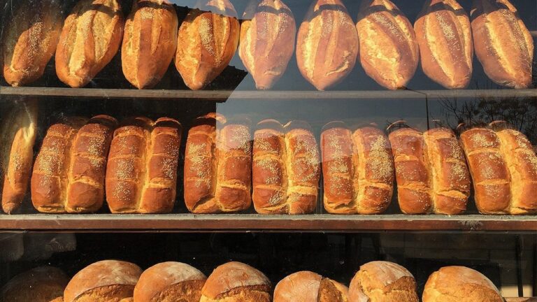 Eskişehir’de İstiklal Mahallesi Muhtarlığı’nca, ihtiyaç sahiplerine ücretsiz olarak ekmek dağıtılıyor!