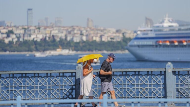 Meteorolojiye göre, yurt genelinde sıcaklıklar, mevsim normallerinin 6 ila 12 derece üzerinde seyretti