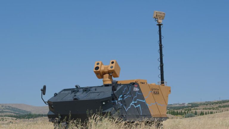 Türk savunma sanayisi bünyesindeki yenilikçi teknolojiler kullanılarak “lazer silahlı hibrit araç” çözümüne imza atıldı.