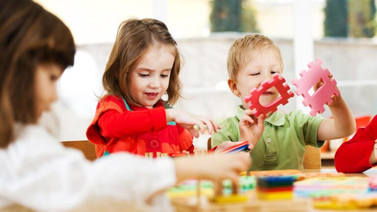 Cumhurbaşkanlığı, özellikle hastane ve emniyet gibi kurumlarda kesintisiz hizmet verecek kreş ve çocuk bakımevlerinin yaygınlaştırılması için genelge yayımladı.