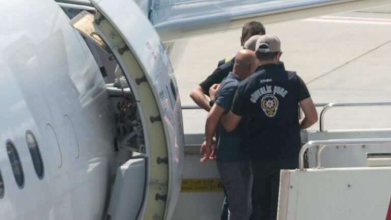 Leman dergisinin yazı işleri müdürü Aslan Özdemir, yurt dışından Türkiye’ye girişinde İstanbul Havalimanı’nda gözaltına alındı.