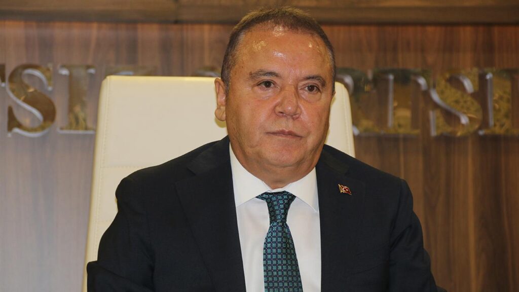 Antalya Cumhuriyet Başsavcılığı’nın yürüttüğü rüşvet soruşturması kapsamında, CHP’li Antalya Büyükşehir Belediye Başkanı Muhittin Böcek tutuklandı.