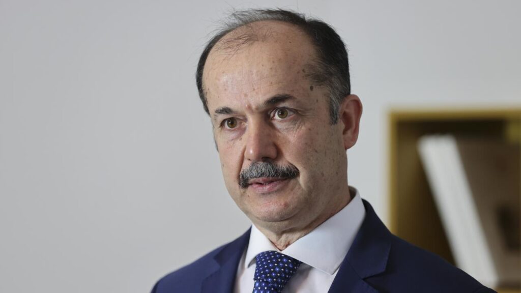 Ankara Cumhuriyet Başsavcılığı, hakkında yakalama kararı bulunan eski Yunus Emre Enstitüsü Başkanı Şeref Ateş’in Esenboğa Havalimanı’nda gözaltına alındı