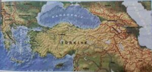 Bakan Uraloğlu, Bursa’da AK Parti Teşkilat Akademisi’nde yaptığı sunumda, Türkiye’nin coğrafi konumunun önemine işaret etti.