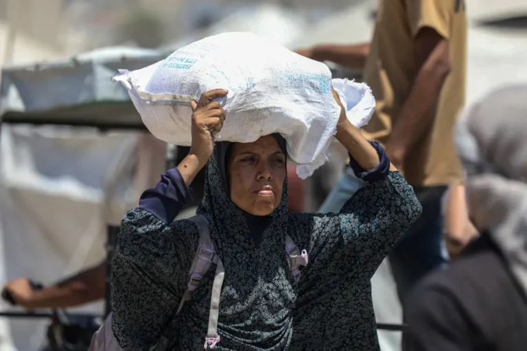 Gazze’de İsrail ateşi sonucu 12’si yardım bekleyen olmak üzere 22 kişi öldü