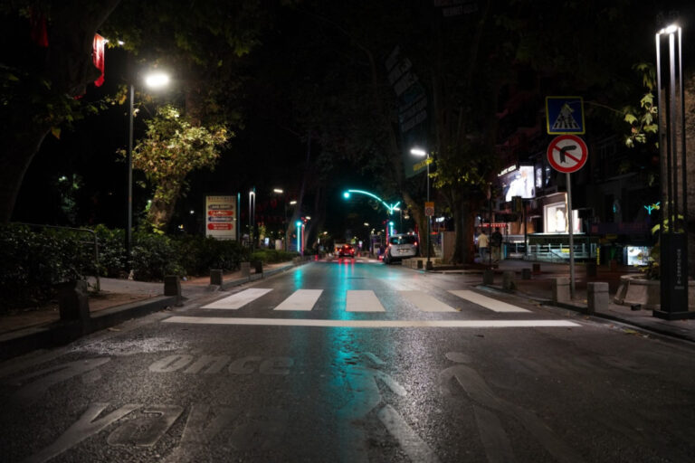 Kocaeli Büyükşehir Belediyesi, kent genelinde trafik güvenliğini artırmak amacıyla yaya geçitlerini yeniliyor…