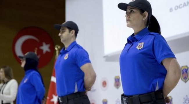 Türkiye’de sağlık ve infaz koruma görevlilerinin mesleki üniformalarıyla işyeri dışına çıkmaları, çeşitli güvenlik, psikososyal ve hukuki riskler barındırıyor…
