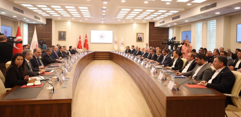 Bakan Işıkhan, 8. Dönem Kamu Toplu Sözleşmesi sürecine ilişkin açıklamalarda bulundu.