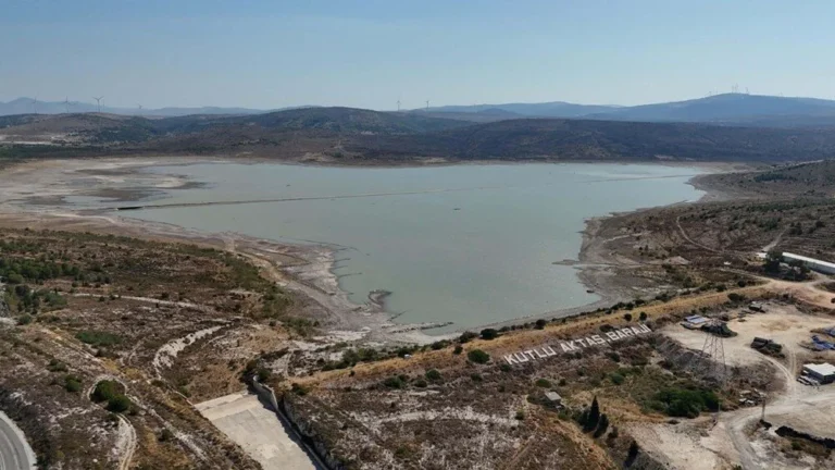 Muğla Sıtkı Muğla Sıtkı Koçman Üniversitesi’nden (MSKÜ) Doç. Dr. Ceyhun Özçelik,  İzmir’de 1 milyon kişinin susuzluk riski altında olduğunu açıkladı