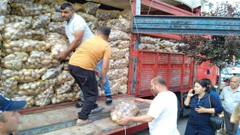 Afyonkarahisar’da bir üretici, tarlasında yetiştirdiği 20 ton patatesi çuvallarla vatandaşa dağıttı…