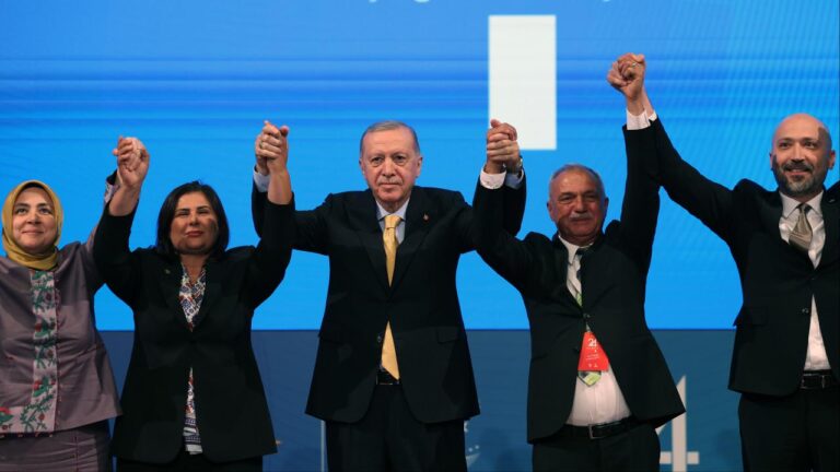 AK Parti’ye 9 belediye başkanı katıldı