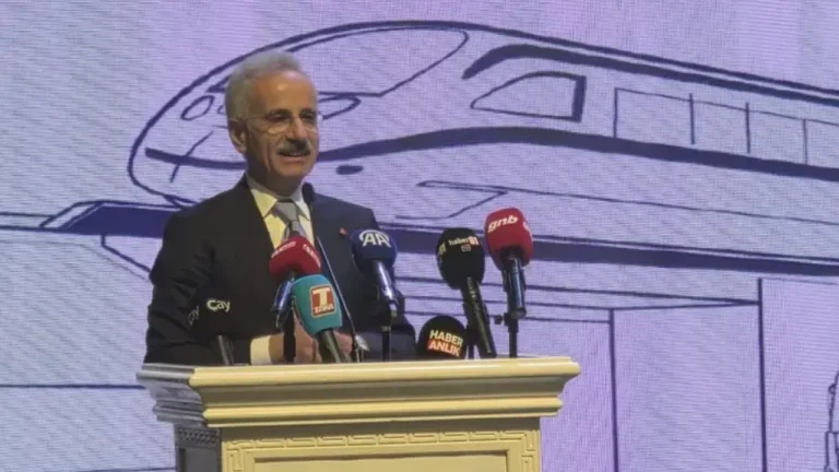 Ulaştırma ve Altyapı Bakanı Uraloğlu, Trabzon Ticaret ve Sanayi Odası’nda konuştu…