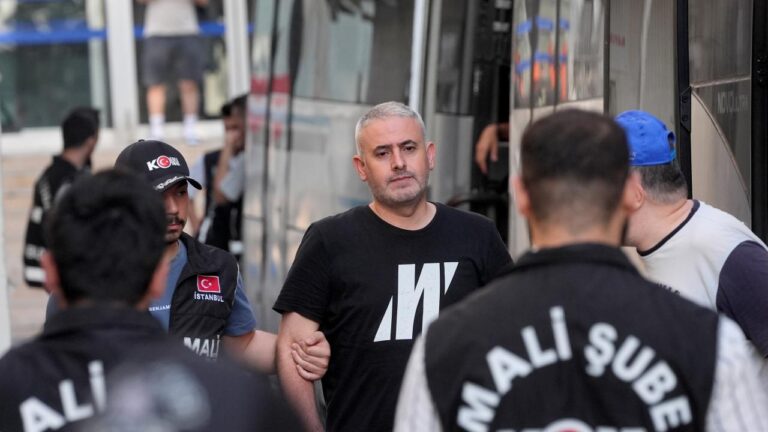 İstanbul Büyükşehir Belediyesine (İBB) bağlı İSFALT ve İETT’deki ihaleler soruşturmasında, özaltına alınan 25 şüpheliden 5’i tutuklandı.