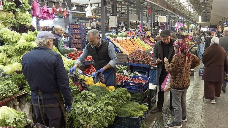 İkinci çeyrekte yıllık büyümenin güçlendiğine işaret eden ekonomideki olumlu seyir çarşı-pazara hiç yansımadı