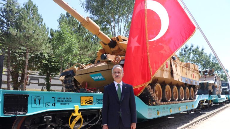 Ulaştırma ve Altyapı Bakan Uraloğlu, TÜRASAŞ tarafından Sivas’ta üretilen “Askeri Tank Taşıma Vagonu Teslim Töreni”nde konuştu…