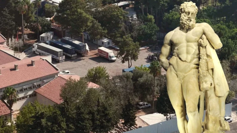 Antalya Arkeoloji Müzesi’ndeki 100 bine yakın eser, yıkım kararı sonrası paketlenerek taşınmaya başladı.