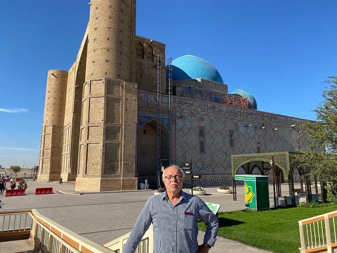 Yazar Halis ÖZDEMİR: İslam medeniyetinin en önemli şahsiyetlerinden Hoca Ahmet Yesevi’nin yurdu Şimkent