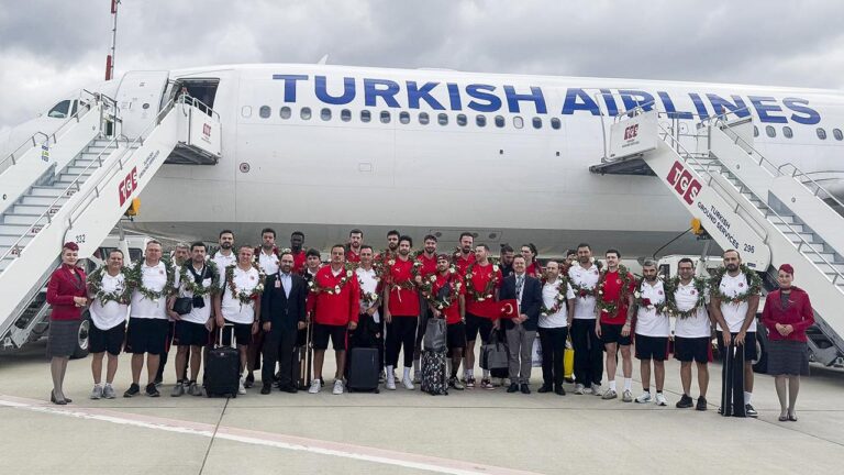 2025 Avrupa Basketbol Şampiyonası (EuroBasket 2025) ikincisi A Milli Basketbol Takımı, Letonya’nın başkenti Riga’dan İstanbul’a döndü.