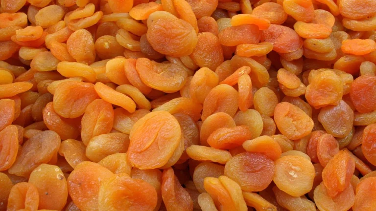 Malatya’da her yıl ortalama 90-100 bin ton seviyesinde gerçekleşen kuru kayısı üretimi, iklim krizi nedeniyle bu yıl 5 bin tonu bile bulamayacağı öngörülüyor.