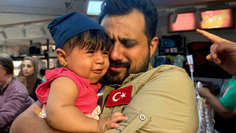 Hayatta İyilik Var: Gazzeli Ailelere Gıda Yardımı…Mısır’da 150 Gazzeli Aileye Gıda Yardımı Ulaştırıldı