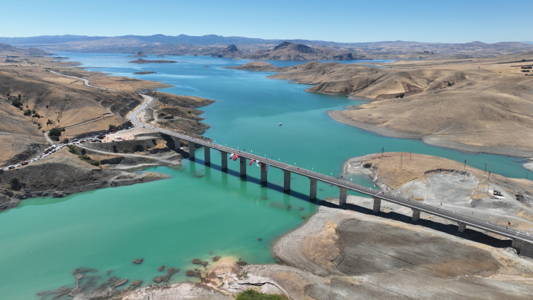 Bakan Uraloğlu, Tunceli’nin Pertek ilçesindeki Singeç Köprüsü’nde düzenlenen “Karayolları Genel Müdürlüğü Projeleri Toplu Açılış Töreni”nde konuştu…
