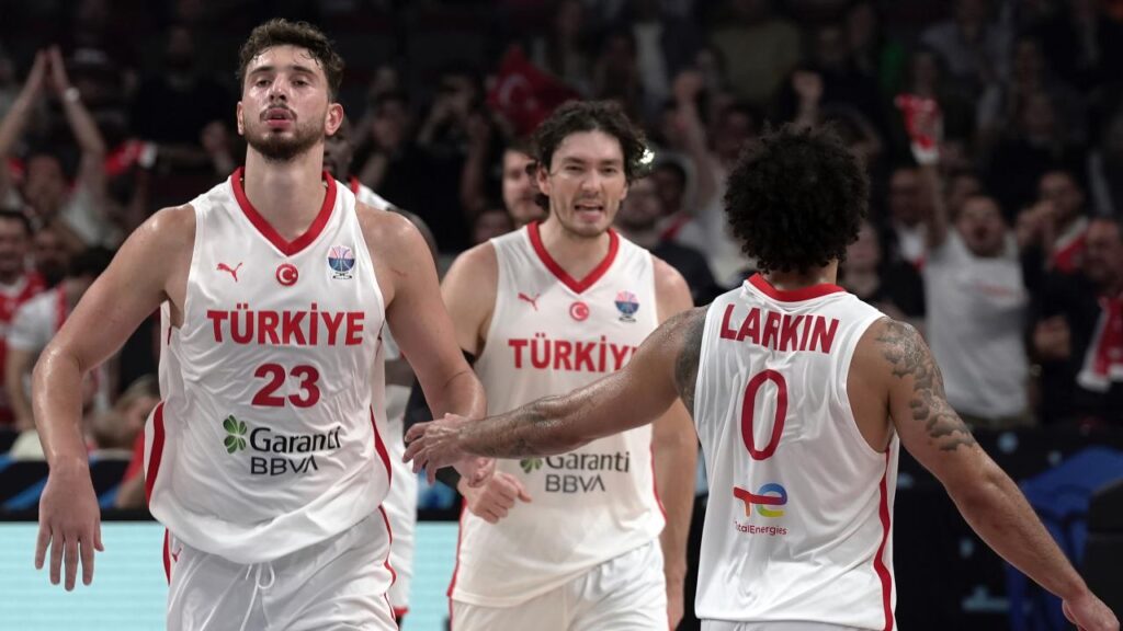 A Milli Erkek Basketbol Takımımız 12 Dev Adam madalya yolunda