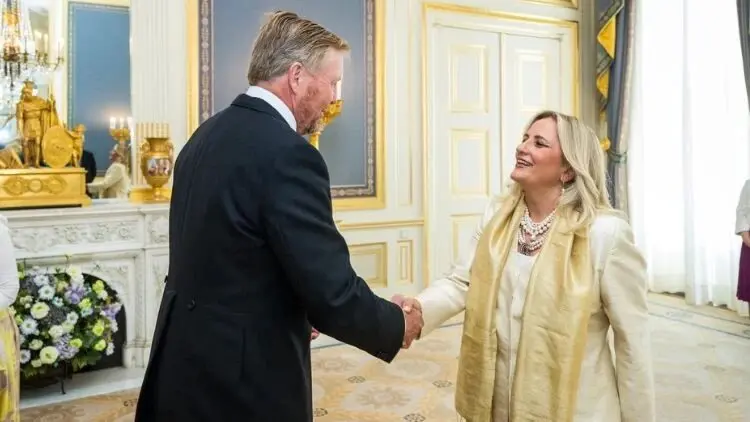 Büyüleyici Bir An: Lahey Büyükelçimiz Fatma Ceren YAZGAN Hollanda Kralı önünde göz kamaştırdı!