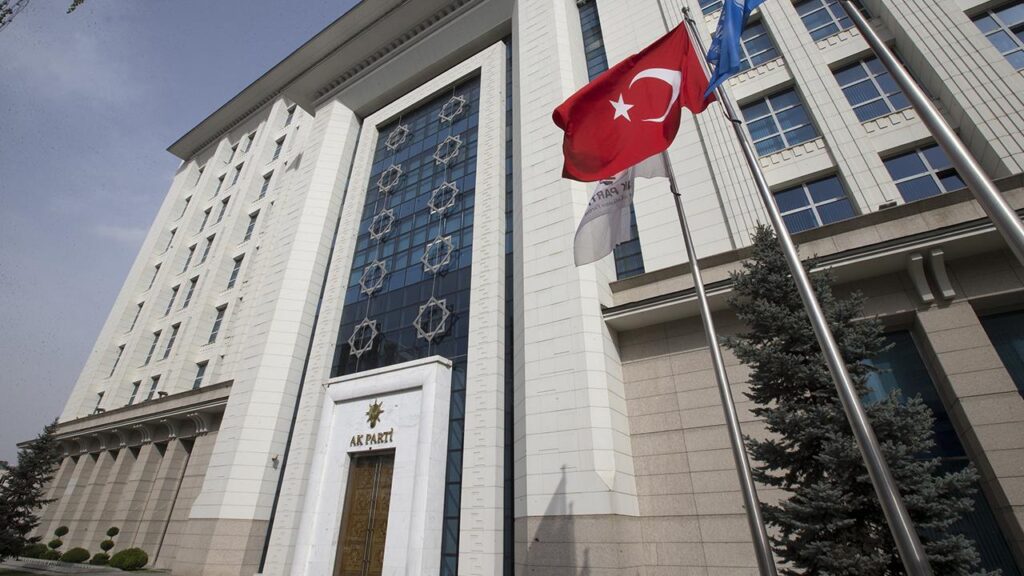 AK Parti tarafından “Türkiye Yüzyılı Buluşmaları” başlığıyla başlatılan programlar kapsamında, 54 il ve 584 ilçede vatandaşlarla bir araya gelindi.