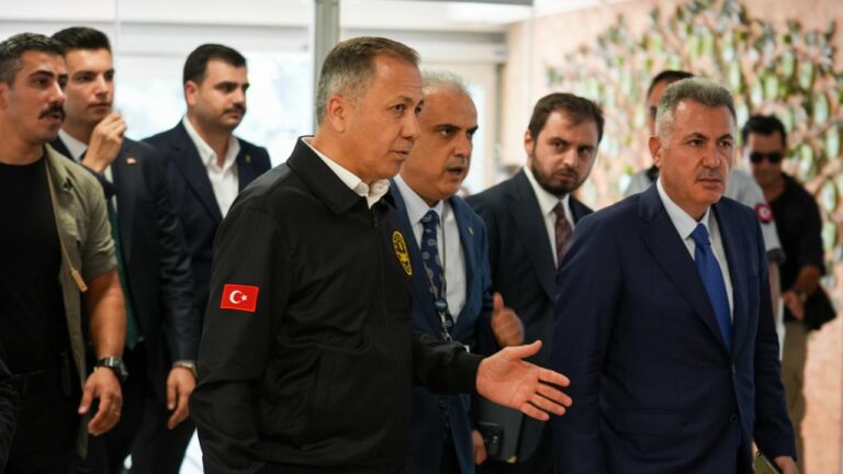 İçişleri Bakanı Ali Yerlikaya, İzmir’de Pazartesi günü polis merkezine düzenlenen saldırıda yaralanan iki polis ile bir vatandaşı, tedavi gördükleri hastanede ziyaret etti.