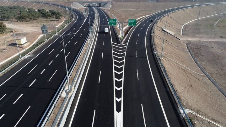 Karayolları Genel Müdürlüğünün (KGM) sorumluluğundaki otoyollarda geçiş ücretleri, 1 Ocak 2026’dan itibaren her yıl otomatik olarak artacak…