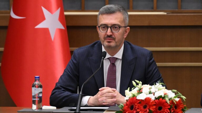 Burhanettin Duran: TRT’nin duayen spikerlerinden Özel’e Allah’tan rahmet diliyorum