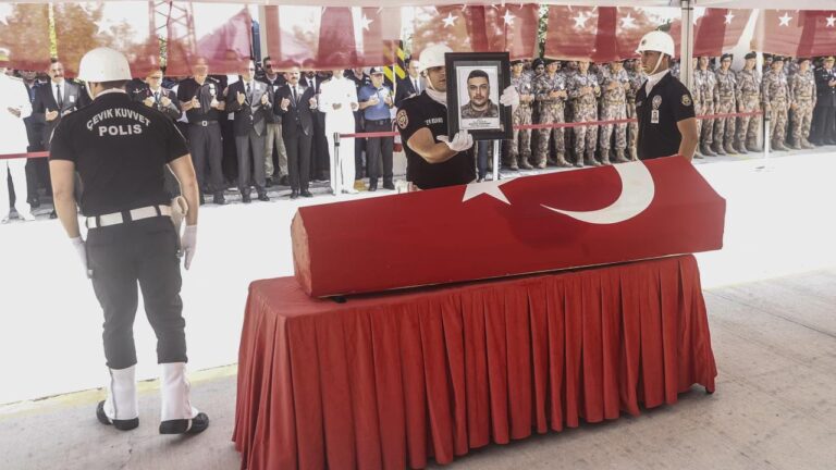 Mersin’de atış eğitimi sırasında kaza sonucu şehit olan özel harekat polisi Mustafa Karapınar için tören düzenlendi.