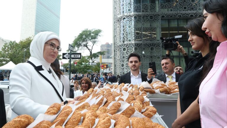 Emine Erdoğan, “Anadoludakiler” projesinin tanıtımı için Sanayi ve Teknoloji Bakanlığınca kurulan simit standını ziyaret etti…